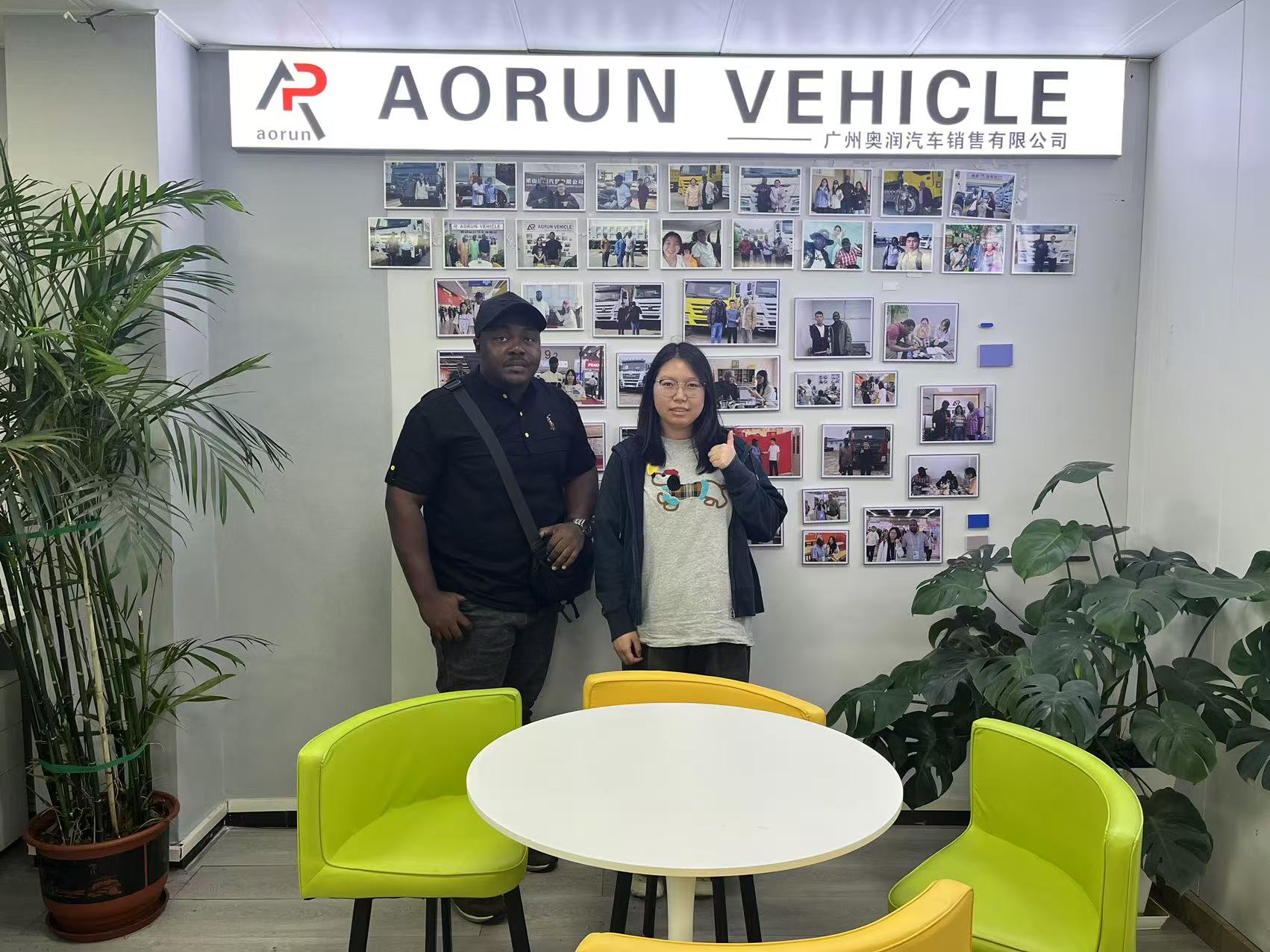 Cliente do Togo encomenda chassis HOWO 8x4 no escritório de Guangzhou