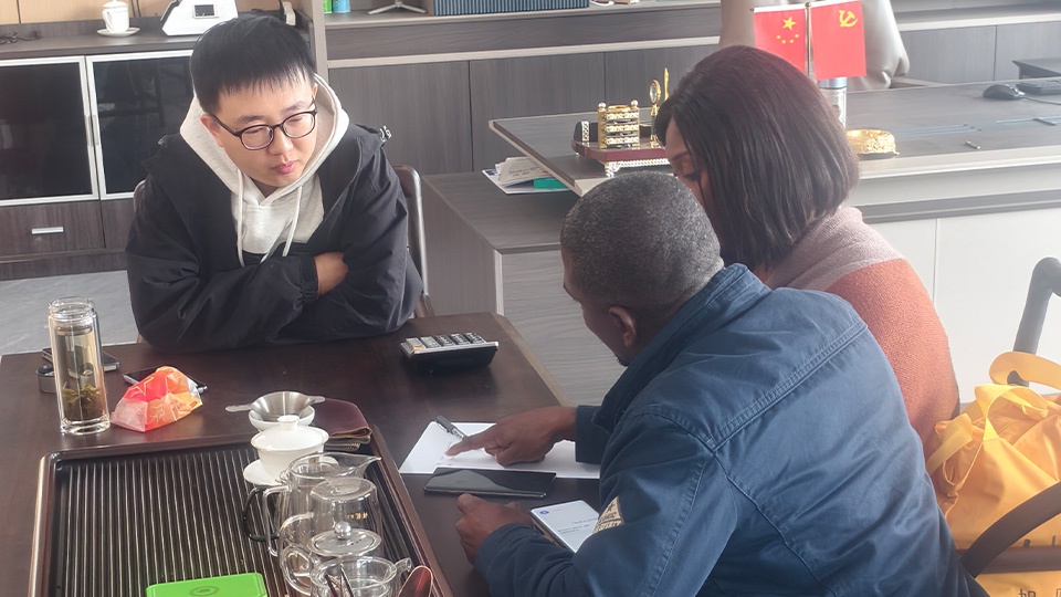 Cliente Senegalês Visita a Fábrica da Aorun em Liangshan