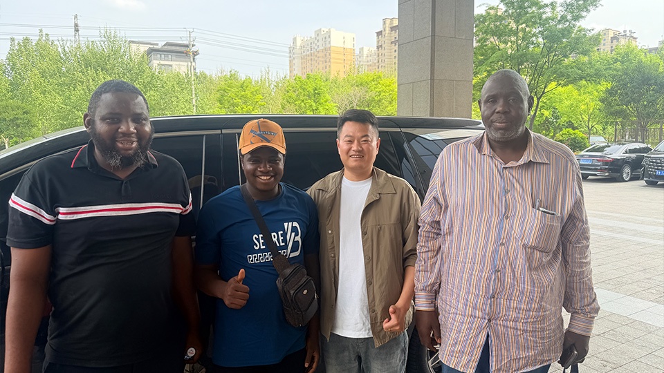 Cliente nigeriano visita a fábrica da Aorun | Encomenda basculante HOWO 6x4 371HP