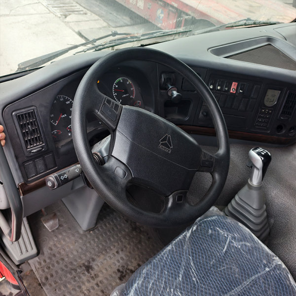 Detalhes 2 do caminhão basculante laranja HOWO 8x4