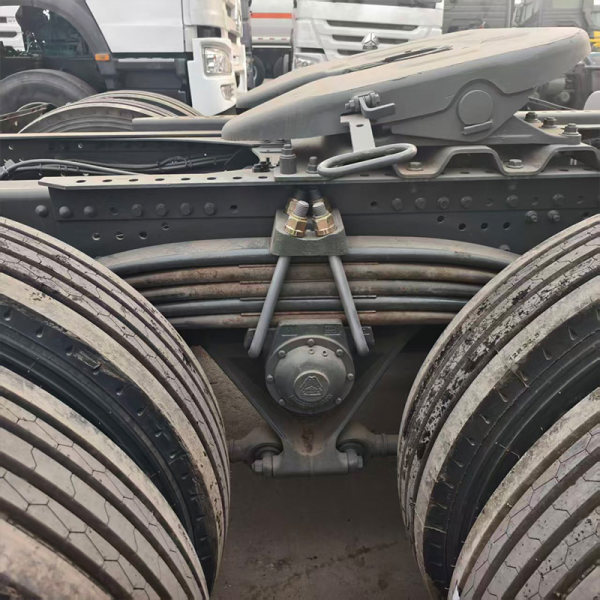 Caminhão pesado TX cinza detalhes 5