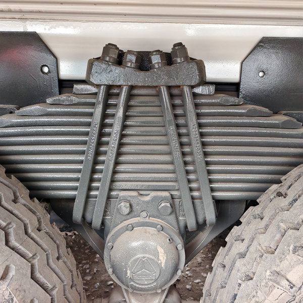 Caminhão-tanque Shacman 6x4 branco imagem principal 9