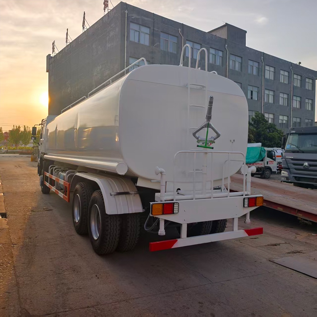 Caminhão-pipa Howo 6x4