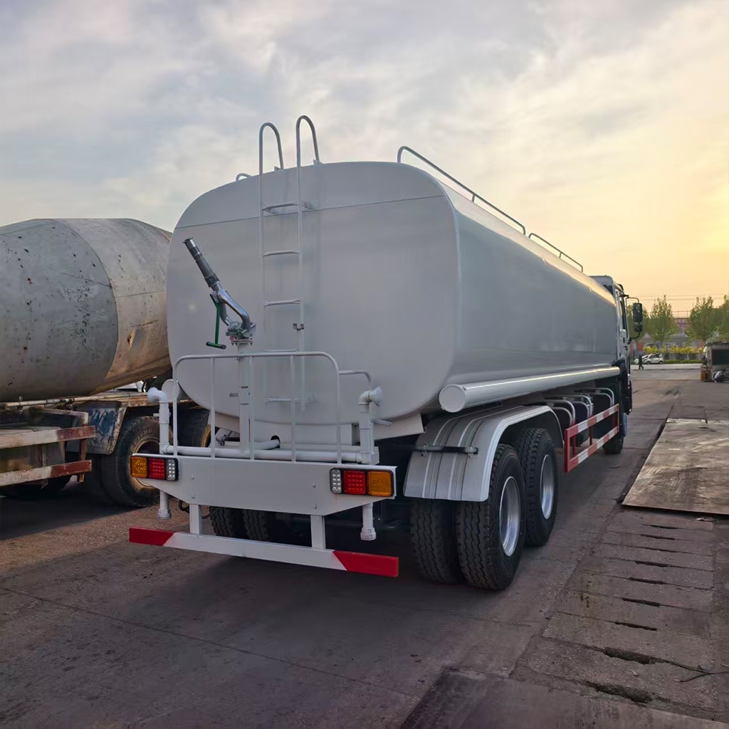 Caminhão-pipa Howo 6x4