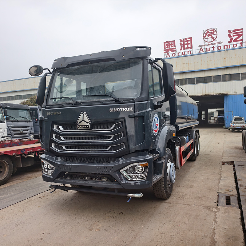 Caminhão-pipa Howo NX 6x4