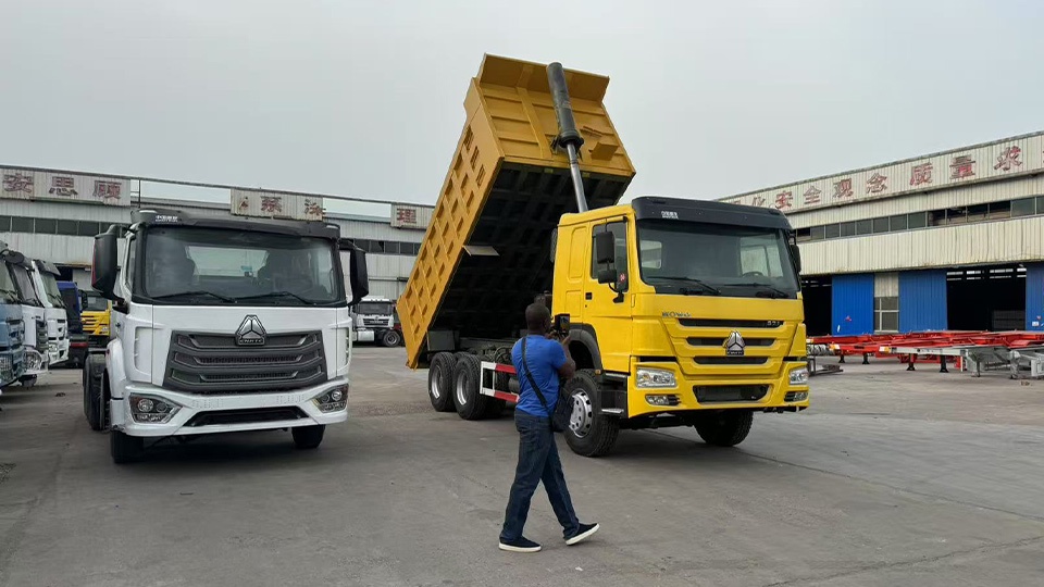 Cliente guineense realiza visita presencial à fábrica: os caminhões trator HOWO NX 6x4 da Aorun aceleram a logística de mineração na África Ocidental