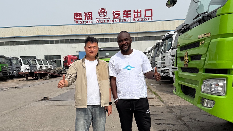 Caminhões basculantes HOWO TX 8x4 enviados para o Senegal