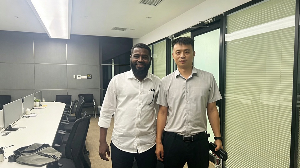 Cliente da Guiné visita a empresa Orun Jinan Cliente da Guiné visita a empresa Orun Jinan