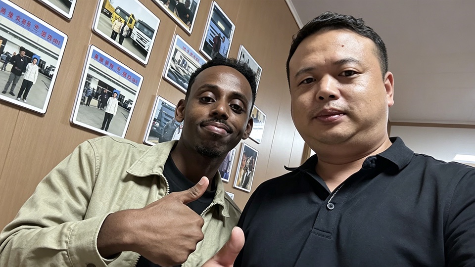 Cliente de Mali visita o escritório da Aorun em Yiwu