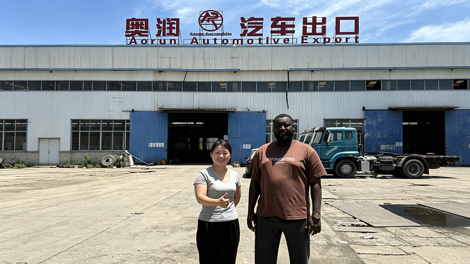Um grande cliente nigeriano visitou pessoalmente a fábrica de Liangshan da Aorun para inspecionar o guindaste montado em caminhão Haohan.
