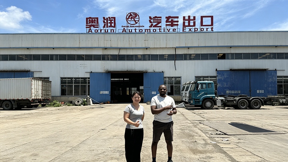 Um grande cliente do Senegal visitou pessoalmente a fábrica de Liangshan da Aorun para selecionar um caminhão-tanque de combustível Howo 6x4 20,000L.