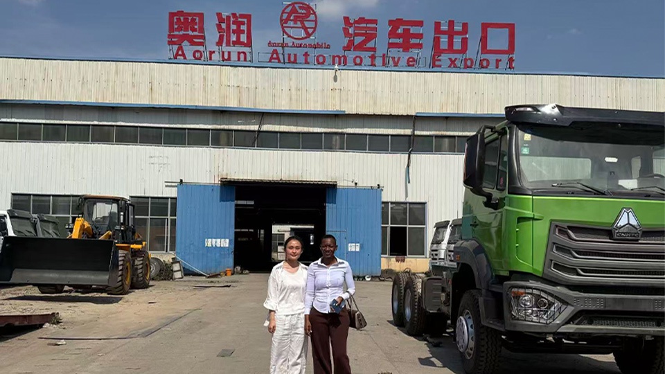 Um cliente do Zimbábue visitou pessoalmente a fábrica de Aorun em Liangshan para selecionar cuidadosamente um chassi Howo 6x4 e finalizar um pedido de modificação extensa da carroceria basculante para serviço pesado.