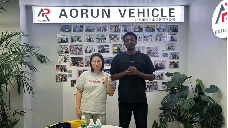 Caminhões basculantes HOWO 6x4 recondicionados de Burundi 90%