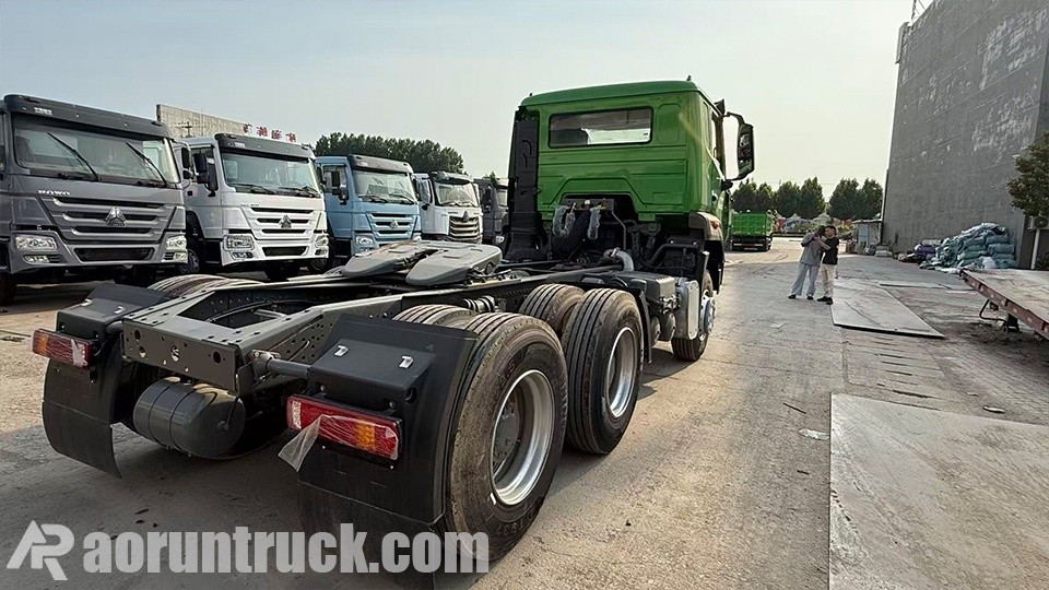 Iraqi client visit yiwu office truck head Visita de cliente iraquiano ao escritório de Yiwu
