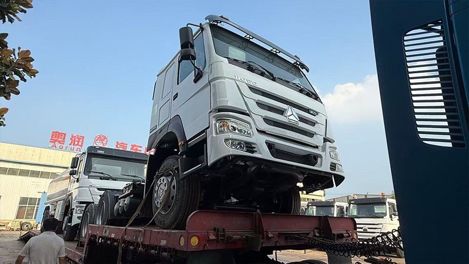 Caminhões-tratores e caminhões-tanque de combustível Sinotruk recondicionados para Ruanda tractor truck price for rwanda