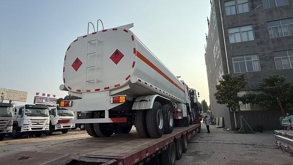 Caminhões-tratores e caminhões-tanque de combustível Sinotruk recondicionados para Ruanda oil tanker export
