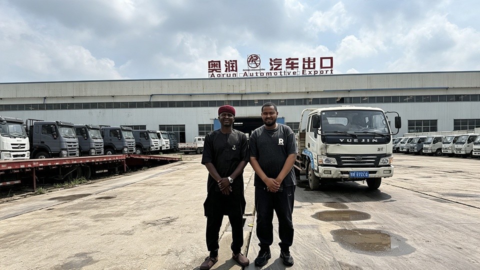 Fabricantes nigerianos de veículos especiais inspecionam o chassi Sinotruk HOWO 6x4 fábrica de chassis para caminhões