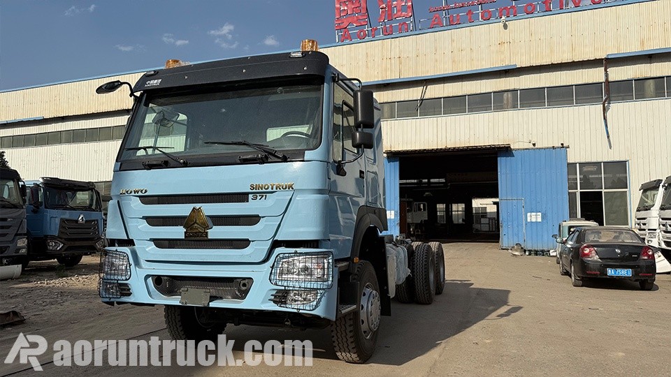 Fabricantes nigerianos de veículos especiais inspecionam o chassi Sinotruk HOWO 6x4 chassi para caminhão de 10 rodas