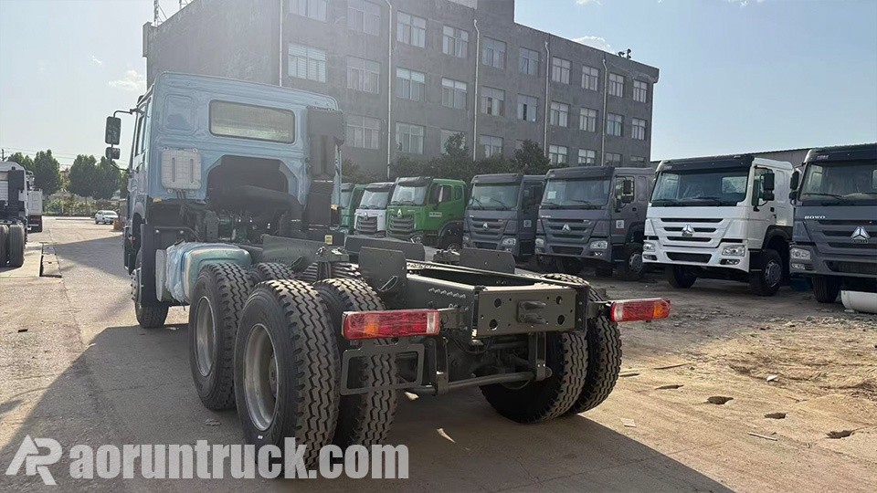 Fabricantes nigerianos de veículos especiais inspecionam o chassi Sinotruk HOWO 6x4 caminhão com chassi básico 6x4