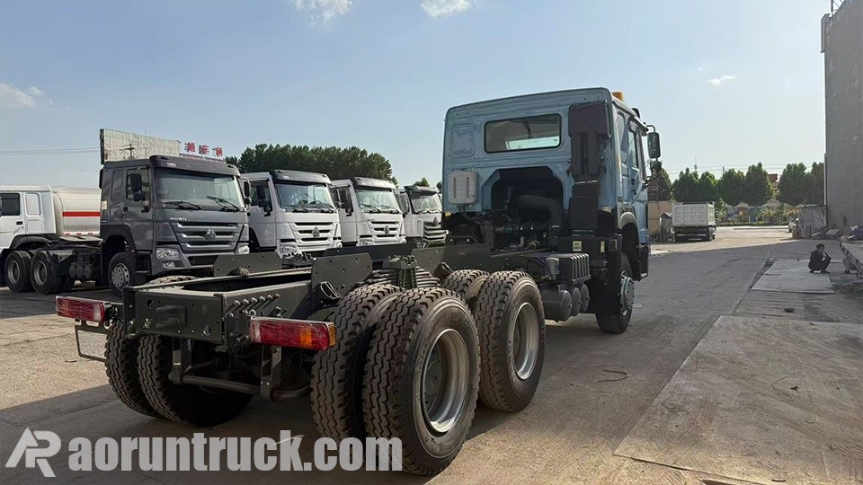 Fabricantes nigerianos de veículos especiais inspecionam o chassi Sinotruk HOWO 6x4 chassi personalizado para fabricantes