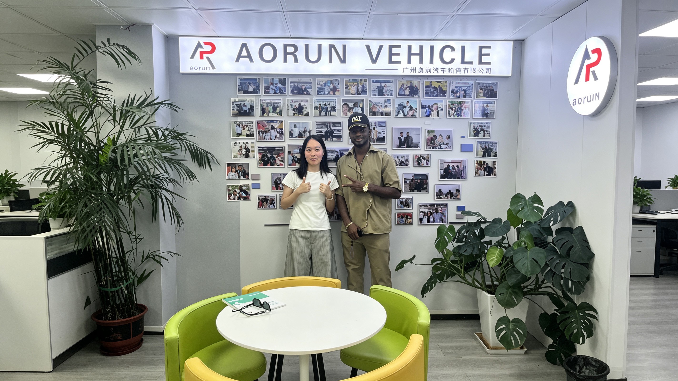 Cliente da Guiné visita o escritório da Aorun em Guangzhou para negociar o pedido de caminhões basculantes SINOTRUK HOWO 6x4 Cliente da Guiné visita o escritório da Aorun em Guangzhou para negociar o pedido de caminhões basculantes SINOTRUK HOWO 6x4
