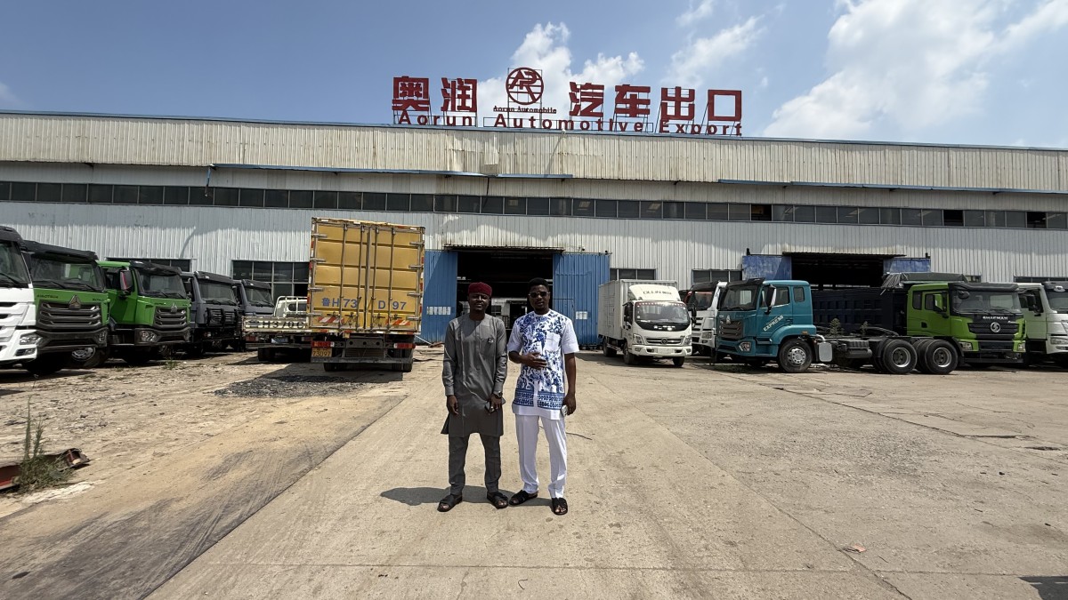 Cliente nigeriano audita a linha de produção do caminhão-trator Sinotruk Hohan 6x4 na fábrica da Aorun Nigéria