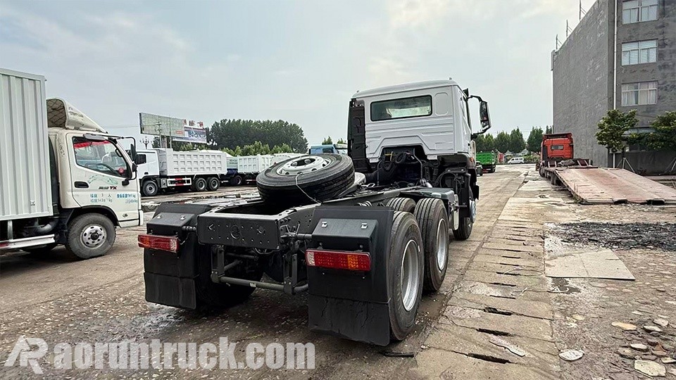 Cliente nigeriano audita a linha de produção do caminhão-trator Sinotruk Hohan 6x4 na fábrica da Aorun 3
