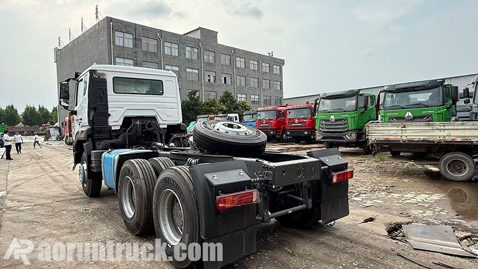 Cliente nigeriano audita a linha de produção do caminhão-trator Sinotruk Hohan 6x4 na fábrica da Aorun 4
