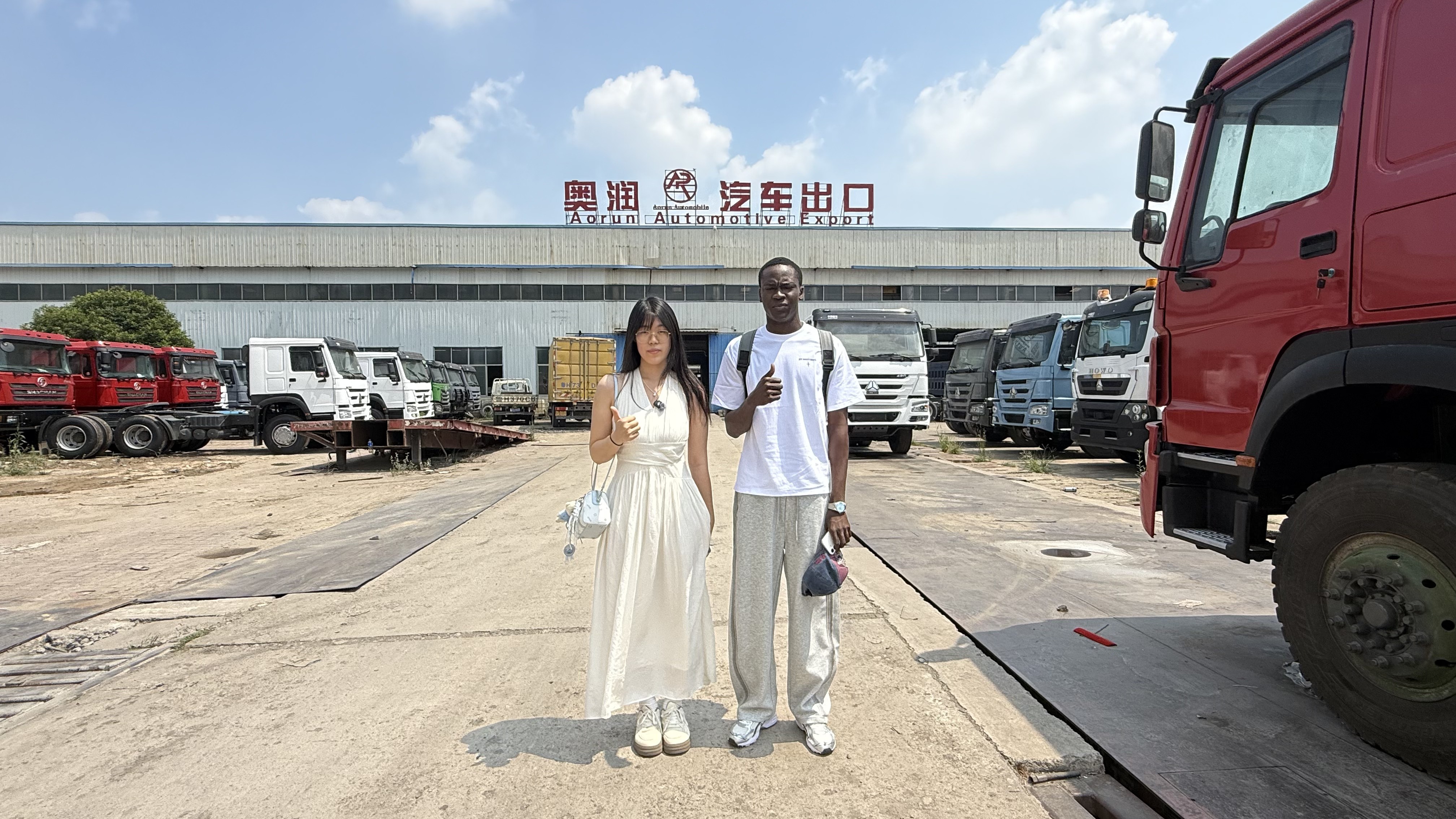 Cliente nigeriano audita a linha de produção do caminhão-trator Sinotruk Hohan 6x4 na fábrica da Aorun Cliente nigeriano audita a linha de produção do caminhão-trator Sinotruk Hohan 6x4 na fábrica da Aorun