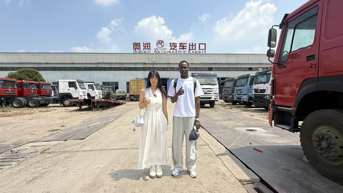 fabricante de fábrica de caminhão trator sinotruk hohan 6x4 china Cliente nigeriano audita a linha de produção do caminhão-trator Sinotruk Hohan 6x4 na fábrica da Aorun