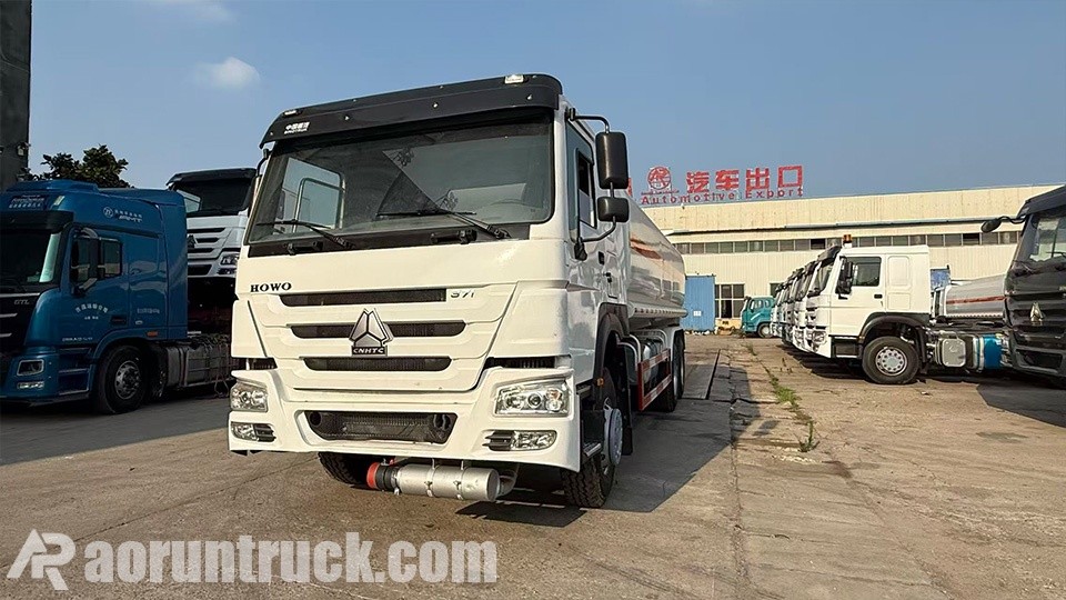 fornecedor de cavalo-mecânico hohan de serviço pesado Cliente nigeriano audita a linha de produção do caminhão-trator Sinotruk Hohan 6x4 na fábrica da Aorun