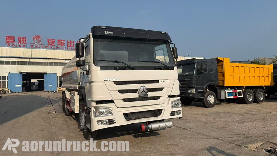 comprar cabeça tratora hohan 6x4 direto da fábrica Cliente nigeriano audita a linha de produção do caminhão-trator Sinotruk Hohan 6x4 na fábrica da Aorun