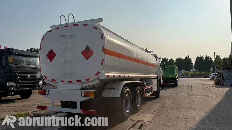 visita de cliente nigeriano à fábrica para hohan Cliente nigeriano audita a linha de produção do caminhão-trator Sinotruk Hohan 6x4 na fábrica da Aorun