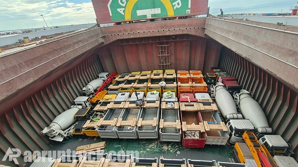 Caminhões basculantes SINOTRUK HOWO TX 6x4 bicolores atracados no porto para embarque marítimo à República do Congo