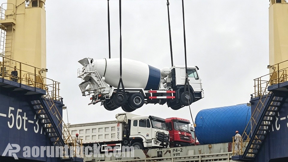 Caminhão betoneira de concreto SINOTRUK HOWO carregado no Porto de Tianjin para envio a Djibouti