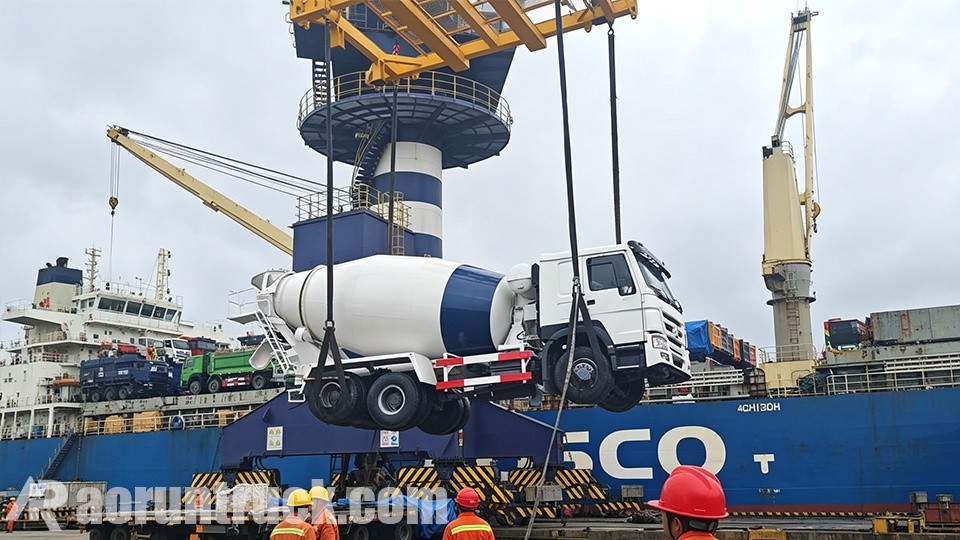 Caminhão betoneira de concreto SINOTRUK HOWO carregado no Porto de Tianjin para envio a Djibouti