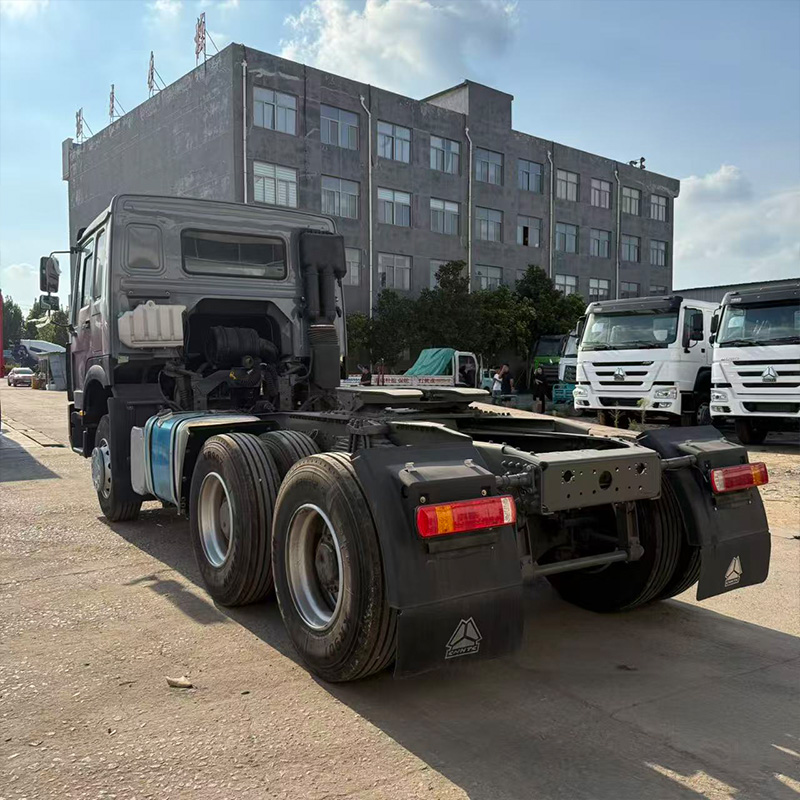 Caminhão-trator SINOTRUK HOWO 6x4 com frente clássica