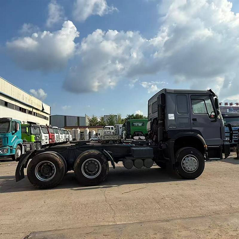 Caminhão-trator SINOTRUK HOWO 6x4 com frente clássica