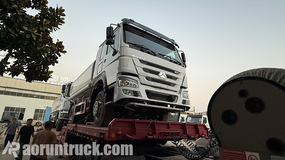 2 unidades de caminhões-tanque de água SINOTRUK HOWO 4x2 de 15.000 L preparados para exportação ao Gabão