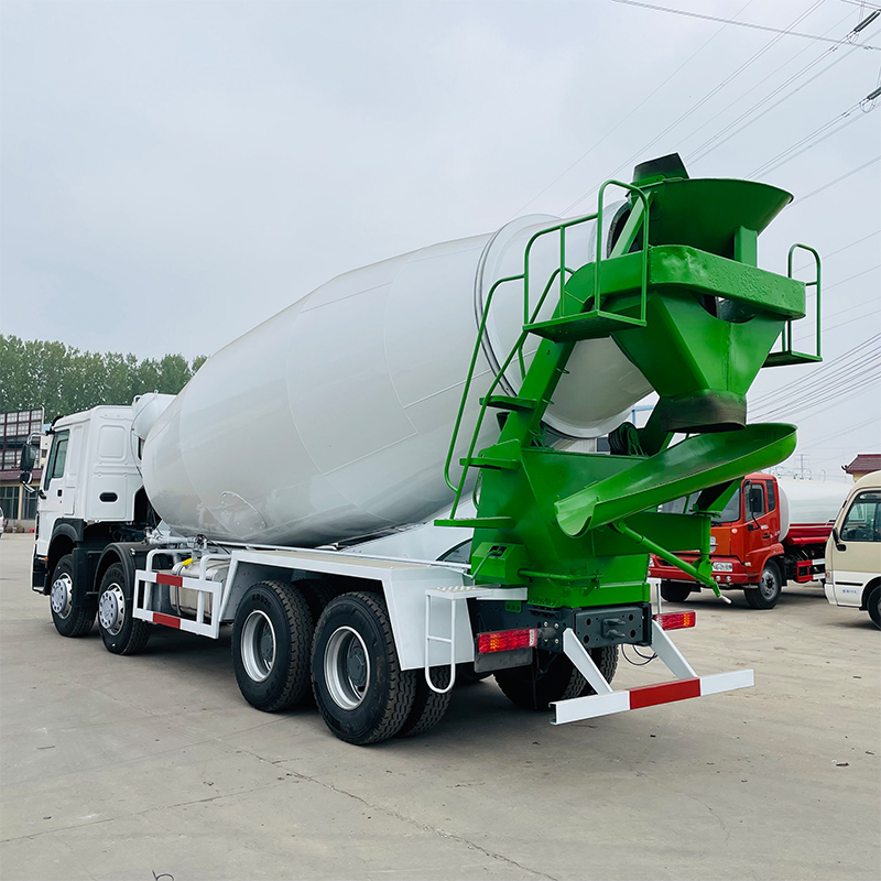 SINOTRUK HOWO 8x4 Camión Mezclador de Hormigón de Gran Capacidad y Alto Rendimiento