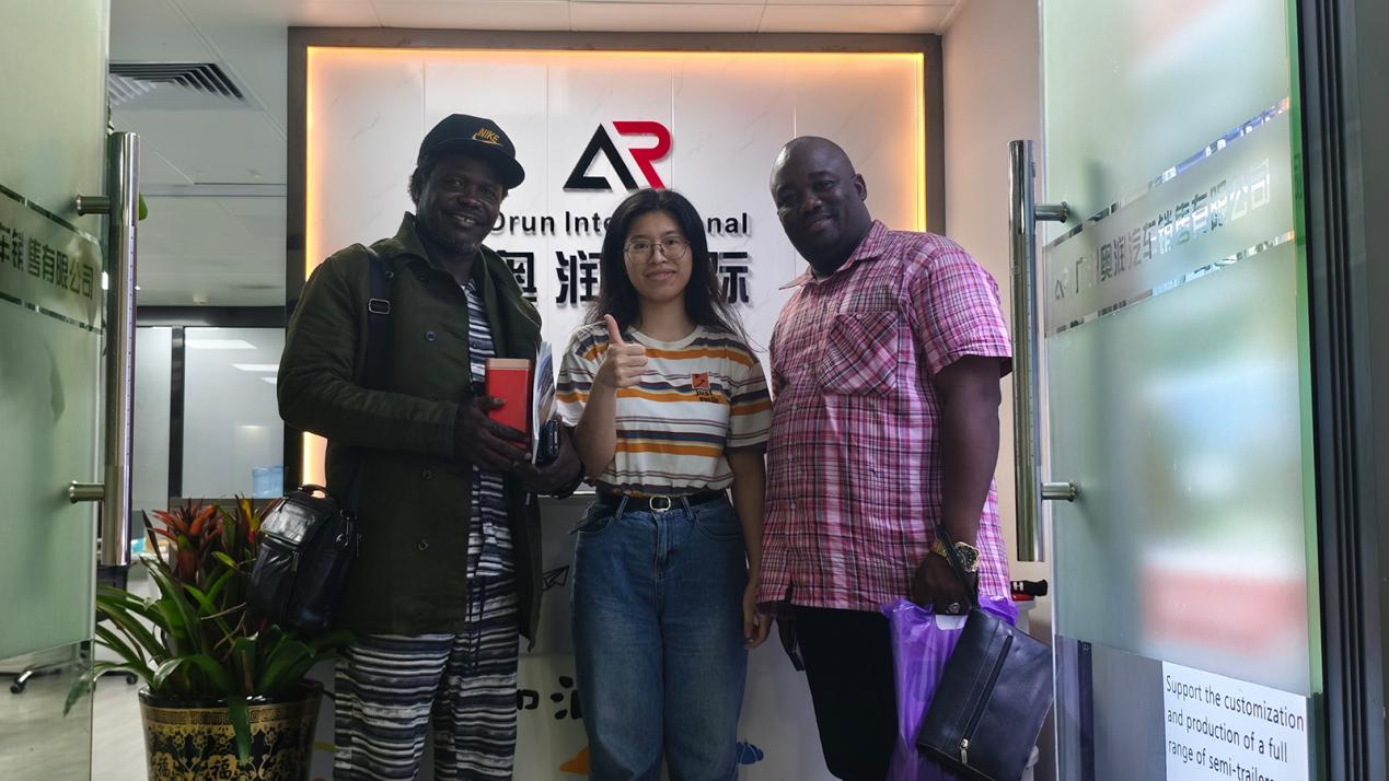 Clientes de la República Centroafricana vinieron a la oficina para comprar tractores y semirremolques