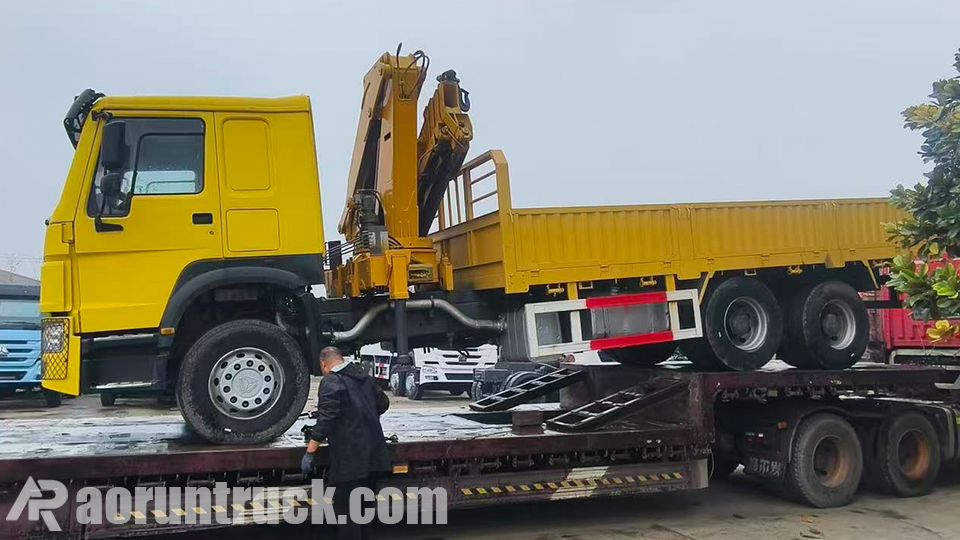 Grúa montada en camión Howo enviada a Níger para la construcción de ferrocarriles