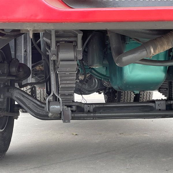Volvo rojo 8x4 autodescargable detalle 4