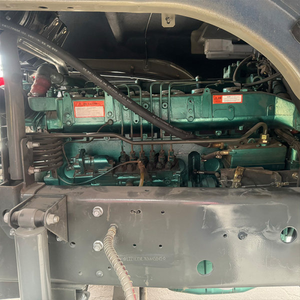 Volvo azul 8x4 detalles1