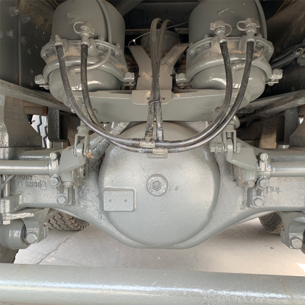 Volvo azul 8x4 detalles3