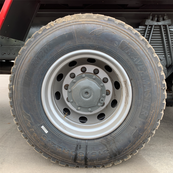 Detalles del volquete rojo HOWO 6x4 8