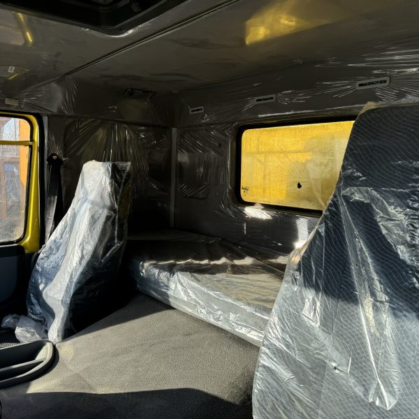 Detalles 9 del camión volquete amarillo HOWO 6x4