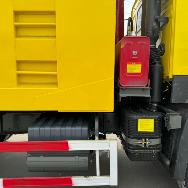 Detalles 12 del camión volquete amarillo HOWO 6x4
