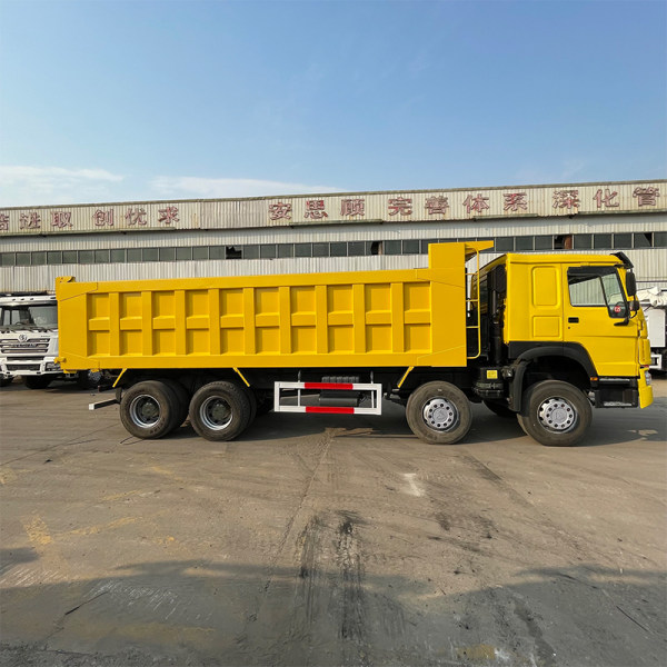 Volquete amarillo autodescargable 8x4 HOWO detalle 6
