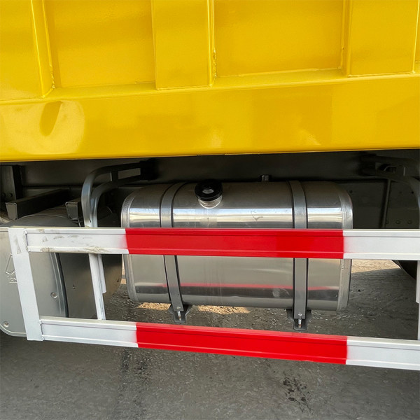 Volquete amarillo autodescargable 8x4 HOWO detalle 11